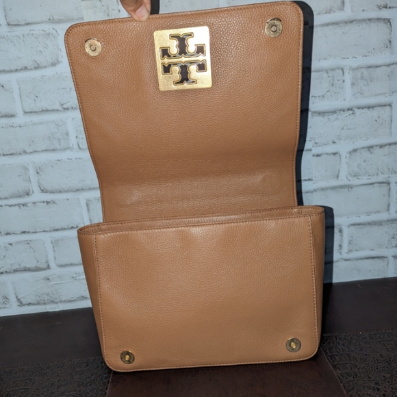 Tory Burch Britten Large Adjustable Shoulder Bag in Bark Leather, Logo - Picture 3 of 16
